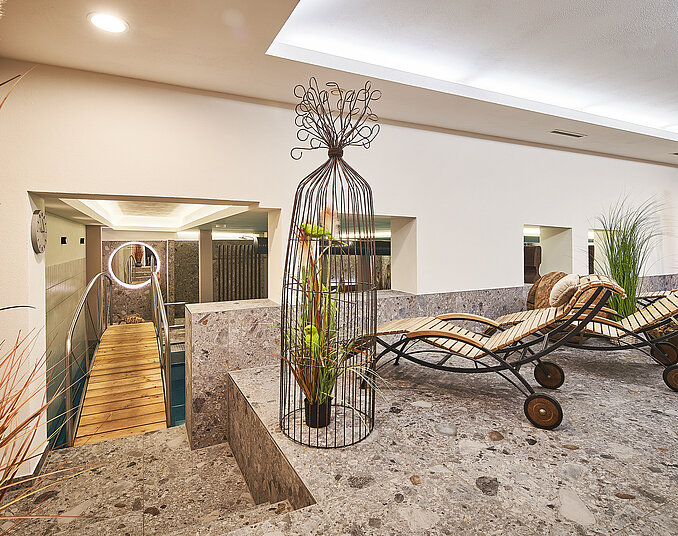 Eleganter Ruhebereich mit Liegen und Indoor-Pool – exklusive Wellness in Friedrichshafen erleben.