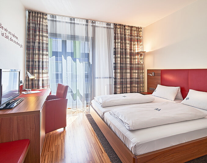 Modern eingerichtetes Doppelzimmer mit Schreibtisch – komfortable Hotelzimmer am Bodensee buchen.