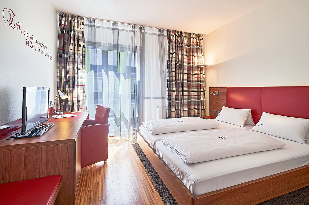 Modern eingerichtetes Doppelzimmer mit Schreibtisch – komfortable Hotelzimmer am Bodensee buchen.