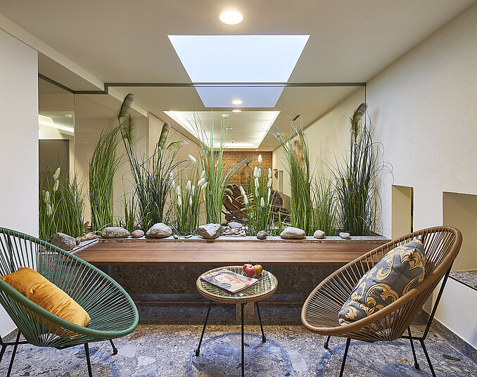 Moderner Ruheraum mit Naturdeko – perfekte Auszeit für Wellness in Friedrichshafen.