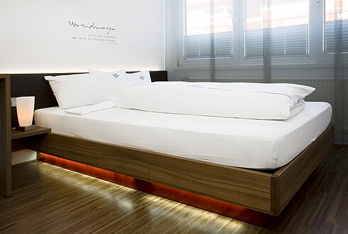 Modernes Einzelzimmer in Friedrichshafen Hotelzimmer am Bodensee mit großem Bett und moderner Ausstattung.