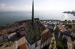 Aussicht auf die Dächer Friedrichshafens und den Bodensee