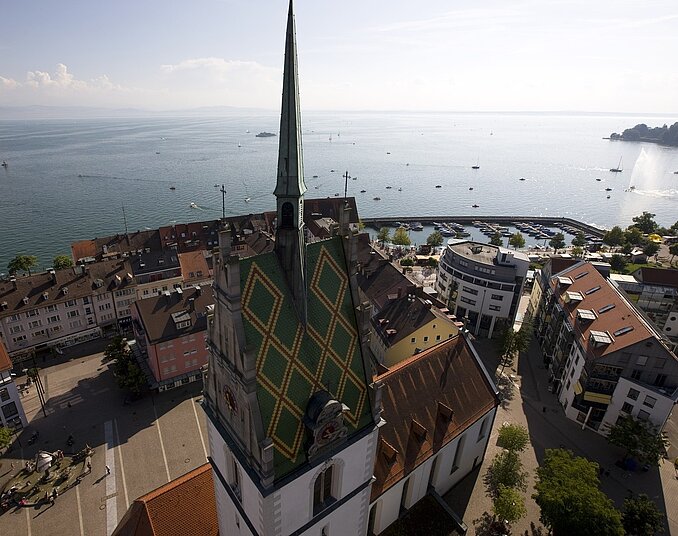 Aussicht auf die Dächer Friedrichshafens und den Bodensee