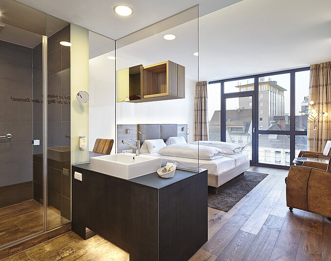Modernen und schönes Hotelzimmer mit Bad und Doppelbett im Tagungshotel Friedrichshafen.