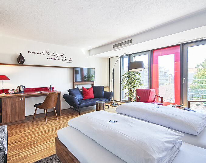 Helles und modernes Hotelzimmer mit Arbeitsbereich, mit Tagungsräumen am Bodensee.