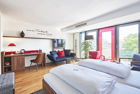 Helles und modernes Hotelzimmer mit Arbeitsbereich, mit Tagungsräumen am Bodensee.
