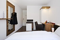 Functional and modern single room with desk – perfect hotelroom at Lake Constance for business trips.