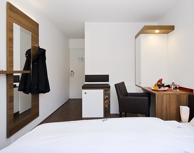 Functional and modern single room with desk – perfect hotelroom at Lake Constance for business trips.