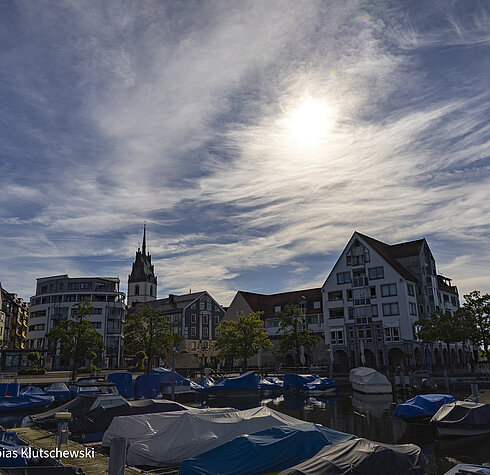 Hafen Friedrichshafen bei Morgensonne – Foto vom 18. Juni 2024 Boote im Hafen von Friedrichshafen am Bodensee bei morgendlichem Licht.