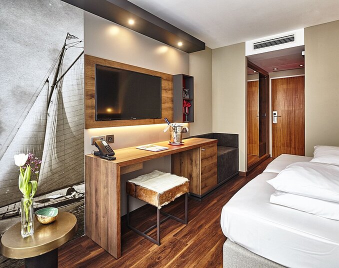 Modernes Standard-Doppelzimmer mit hochwertiger Einrichtung und Flachbildfernseher