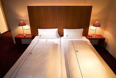 Budget Doppelzimmer Hotel City Krone Doppelzimmer mit großem Bett im Tagungshotel in Friedrichshafen.