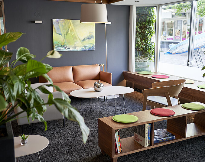 Gemütliche Lounge mit modernen Holzmöbeln, bequemen Sitzgelegenheiten im Hotel in Friedrichshafen.