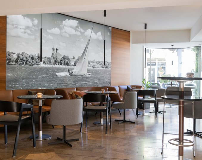 Moderne und schicke Hotelbar mit gedeckten Tischen im Hotel in Friedrichshafen.