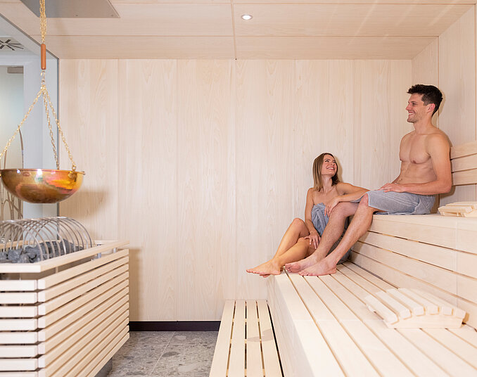 Wohlfühlmomente in der Sauna im modernen Wellness Hotel in Friedrichshafen gemeinsam genießen.