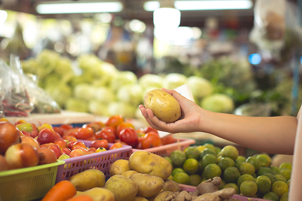 Einkaufen in FN – Markt Friedrichshafen Markstand mit Obst und Gemüse