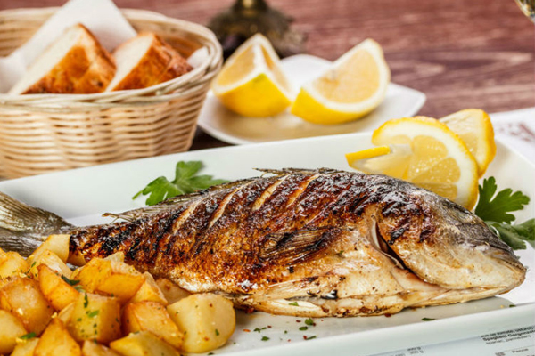 Teller mit angerichtetem Essen